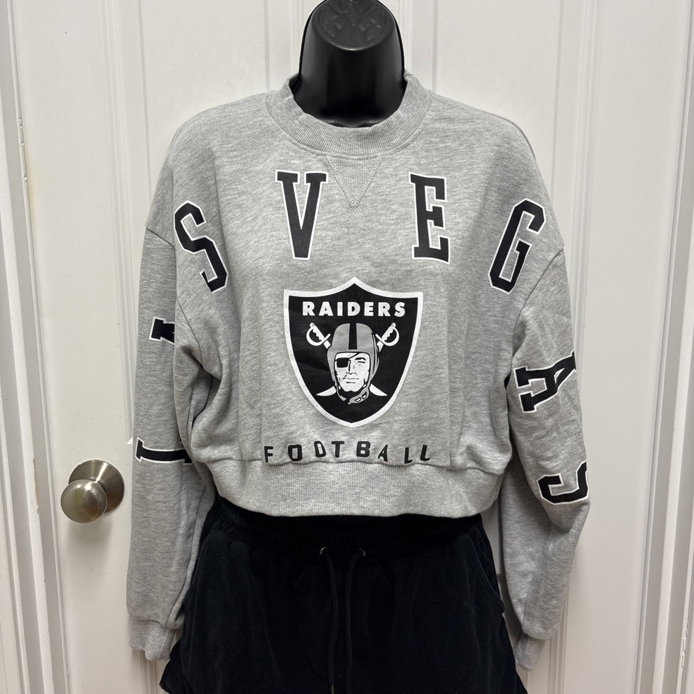 Ultra Game NFL Las Vegas Raiders Cropped Gray Spellout Crewneck Small